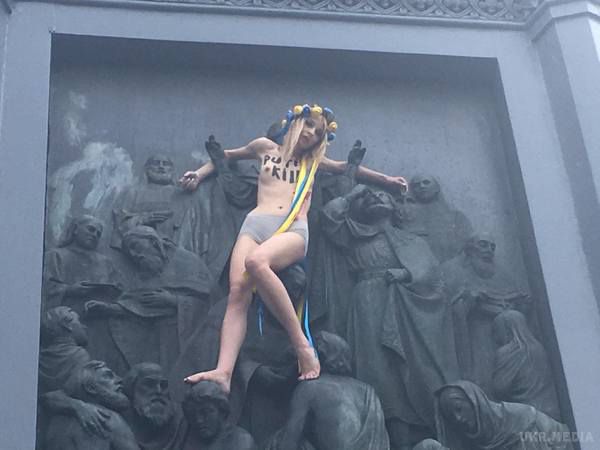 Активістка Femen залізла на пам'ятник Володимиру після Хреснї ходи. Рух Femen в Києві провело акцію проти Хресної ходи, яка відбулася у столиці.