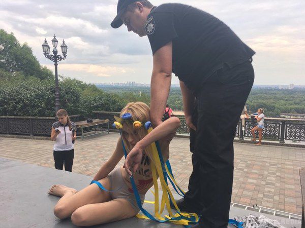 Активістка Femen залізла на пам'ятник Володимиру після Хреснї ходи. Рух Femen в Києві провело акцію проти Хресної ходи, яка відбулася у столиці.