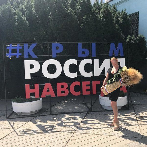 Анастасія Волочкова розслабилася після концертів у Криму. Ніжки втомилися.