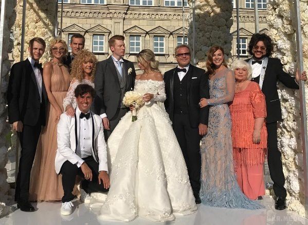 Алла Пугачова прийшла на весілля внука в білосніжній сукні. Максим і Алла і самі схожі на молодят.