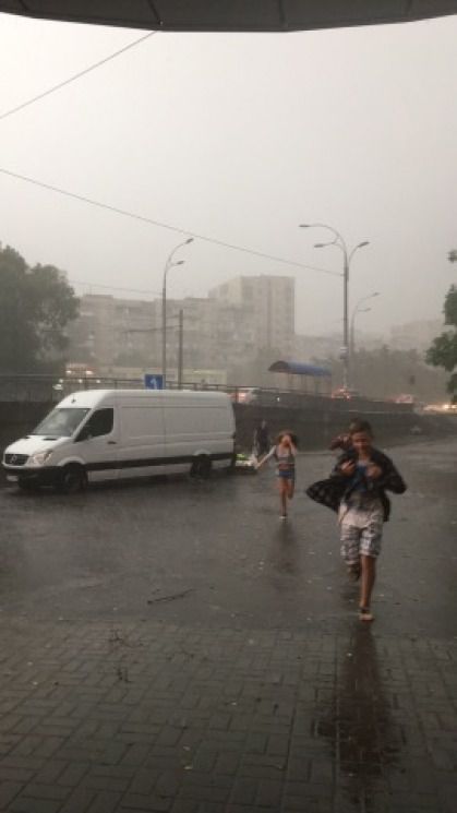 До Києва прийшла грандіозна буря. Кияни в соцмережах діляться фото і відео грізного столичного неба та наслідками дощу.