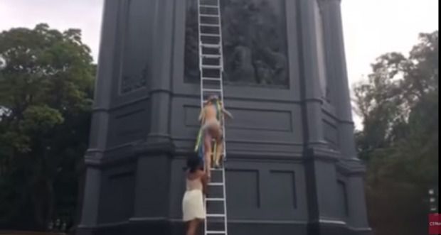 Активістка руху на ім'я Ганна в одних трусах забралася по драбині на барельєфи пам'ятника Володимиру(відео). Відразу після Хресної ходи.