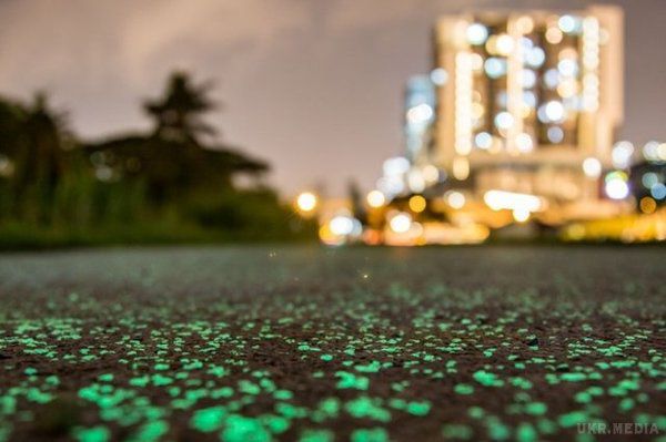 У Сінгапурі побудували дорогу, що світиться. Дорога світиться через вміст алюмінату стронцію.