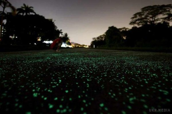 У Сінгапурі побудували дорогу, що світиться. Дорога світиться через вміст алюмінату стронцію.
