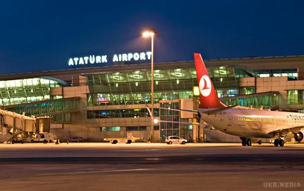 В турецькому аеропорту зіткнулися два пасажирських літаки. Літаки турецьких і казахської авіаліній зіткнулися на злітній смузі.