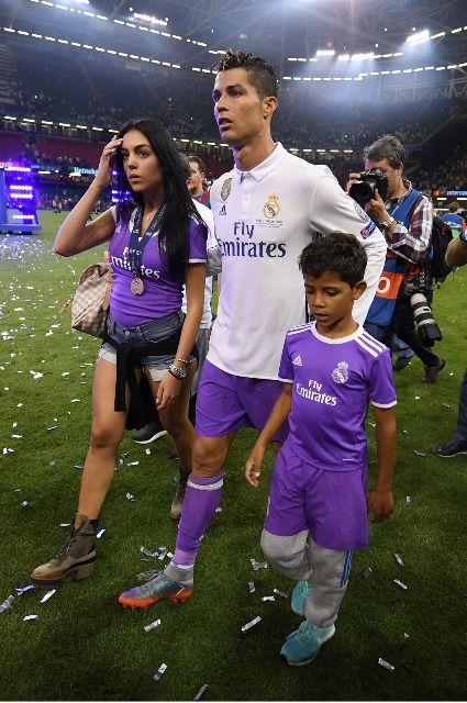 Кріштіану Роналду: "Я хочу сімох дітей!". 32-річний Кріштіану Роналду &mdash; багатодітний батько. У нападника футбольного клубу "Реал Мадрид" вже є троє дітей: двійнята Єва і Матео і 7-річний син Кріштіану-молодший.