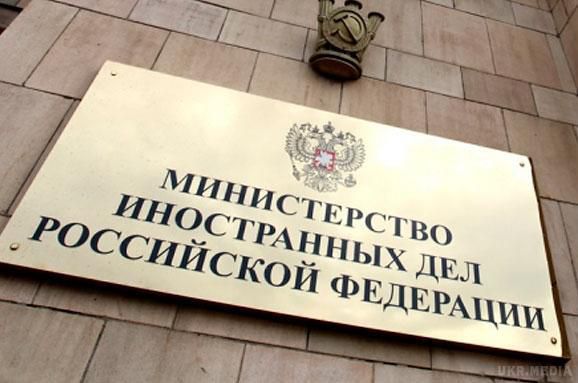 Росія у відповідь на санкції США запропонували скоротити кількість персоналу диппредставництв в РФ. Кількість співробітників дипломатичних і консульських установ планується скоротити до 445 осіб.
