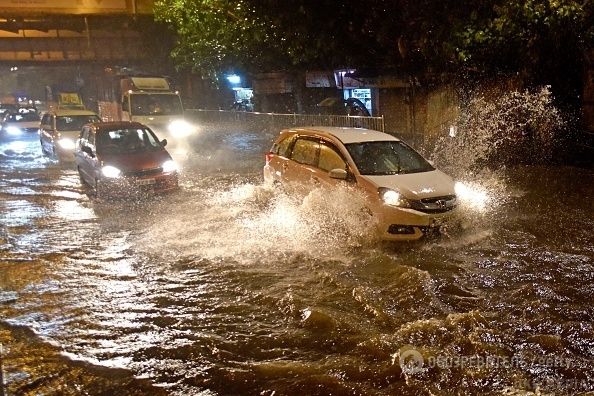Індію накрила найпотужніша повінь: сотні загиблих (фото). В Індії в результаті мусонних дощів і повеней за останні кілька днів загинули, щонайменше, 300 осіб, ще десятки тисяч були змушені покинути свої будинки.