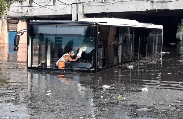 Розбитий літак, жертви і затоплені вулиці: Стамбул накрив страшний ураган (фото). Стамбул накрив серйозний шалений шторм, який пошкодив пасажирський літак турецьких авіаліній.