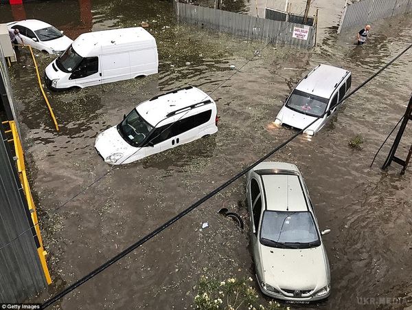 Розбитий літак, жертви і затоплені вулиці: Стамбул накрив страшний ураган (фото). Стамбул накрив серйозний шалений шторм, який пошкодив пасажирський літак турецьких авіаліній.