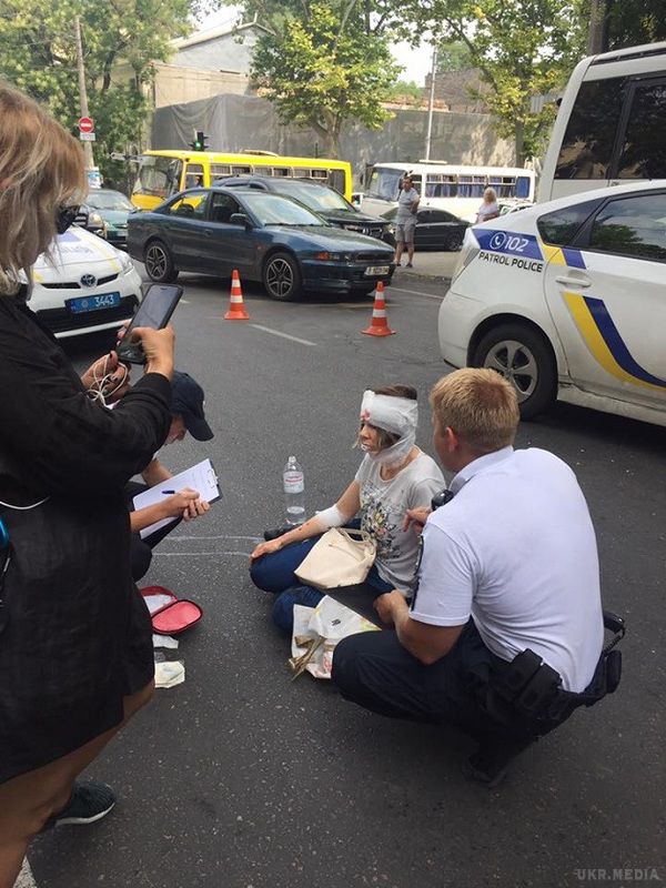 В Одесі патрульні, які їхали на виклик, збили жінку. Опубліковано фото.