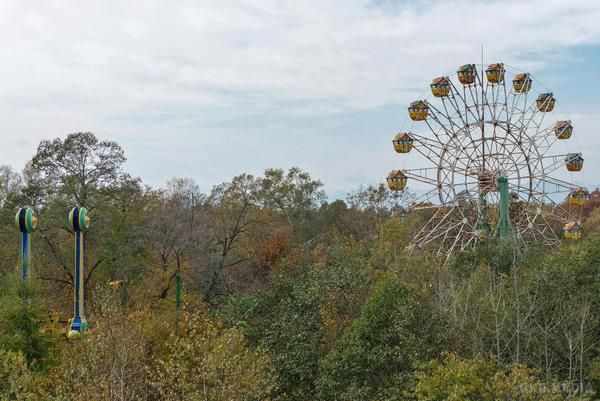 Занедбаний парк атракціонів, від якого мурашки по шкірі (Фото). Величезний занедбаний парк розваг в Японії.