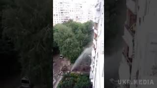Харків'ян залив "фонтан" заввишки в 7 поверхів з прорванного водопроводу. Місцеві мешканці зняли порив водопроводу на відео.