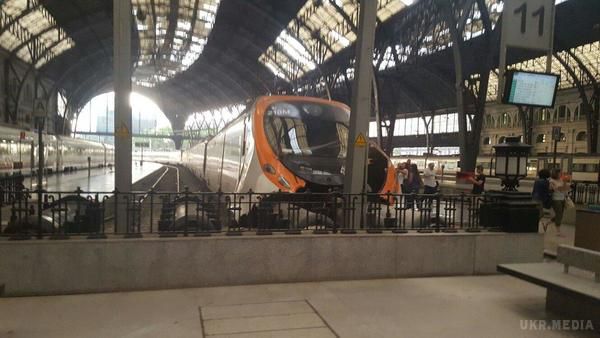 Аварія в Іспанії: поїзд влетів у платформу, десятки постраждалих (Фото, відео). У п'ятницю, 28 липня, на залізничній станції Французький вокзал у іспанській Барселоні електричка врізалася в платформу.