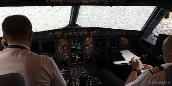 Український пілот став героєм, зробивши складну аварійну посадку в Туреччині(відео). Український пілот Олександр Акопов 27 липня здійснив героїчну посадку аварійного пасажирського лайнера в стамбульському аеропорту "Ататюрк"