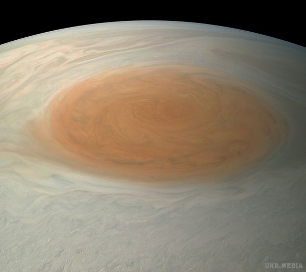 NASA вперше показало реалістичне фото Юпітера. На знімках Червона пляма планет виглядає так, як ніби дивитися на нього своїми очима.