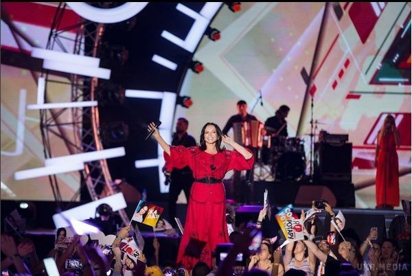 Неперевершена Ротару заспівала Червону Руту в Баку на ювілейному концерті. В останні три роки співачка рідко виходить на велику сцену.