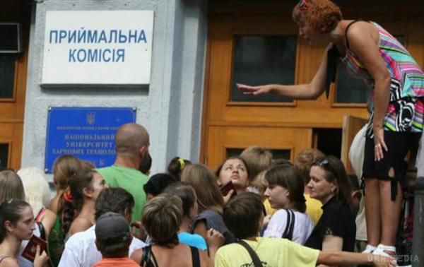 Понад дві тисячі абітурієнтів з окупованого Донбасу подали заяви на вступ в українські виші. Окрім випускників з Донбасу в Україні хочуть навчатися 235 абітурієнтів з окупованого Криму