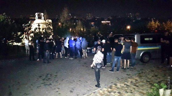 У ніч на суботу в Одесі відбулася спроба силового захоплення будівлі паркінгу. "В "бойових діях" бере участь більше ста "титушек", ще близько вісімдесяти знаходяться неподалік "в резерві"