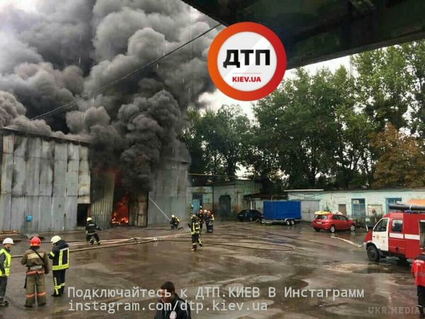 У центральному районі Києва спалахнула масштабна пожежа. Горять склади, балони вибухають.