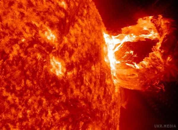 Спалахи на Сонці - чим вони небезпечні?. Вже не одне десятиліття науковці різних країн намагаються з'ясувати, яким чином можна прогнозувати такі природні явища як спалахи на Сонці. 