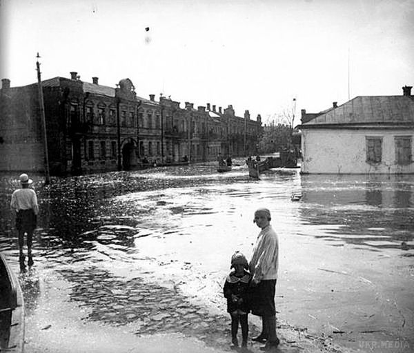 Потоп в Дніпропетровську. Людей живцем затягувало водою в каналізаційні колодязі. 28 липня 1977 року багато запам'ятали як дату страшного затоплення Дніпропетровська. 