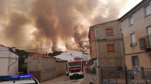В Іспанії вирують лісові пожежі, сотні людей евакуйовані. У центральному регіоні Іспанії Кастилія-Ла-Манча два дні не вдається взяти під контроль масштабні лісові пожежі