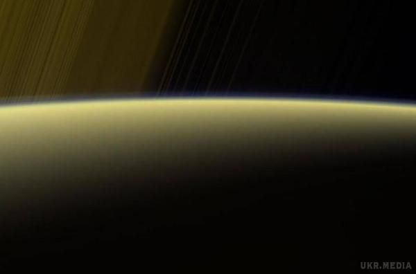 Cassini передала на Землю знімок серпанку на Сатурні. На фото можна побачити також кільця планети.