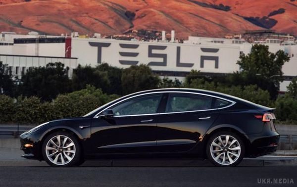 Tesla почала перші продажі електромобіля Model 3. Вартість базової версії складає 35 тис. доларів.