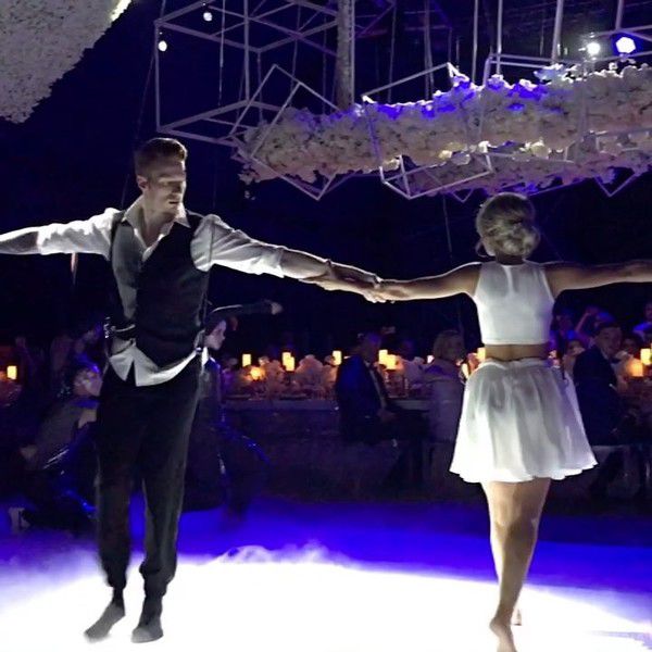 Пресняков і Краснова виконали танець молодят у повітрі (відео). Музикант Микита Пресняков і його дружина Олена Краснова виконали на весіллі танець у жанрі повітряної гімнастики.