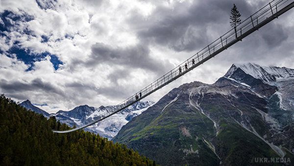 В Швейцарії відкрили півкілометровий висячий міст. У швейцарському кантоні Вале відкрився найдовший підвісний міст у світі. 