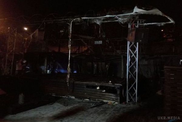 Чергова пожежа: в Одесі згорів нічний клуб Пляжник (фото, відео). Незважаючи на те, що вогонь загасили досить-таки швидко, дерев'яні конструкції клубу згоріли майже дотла.