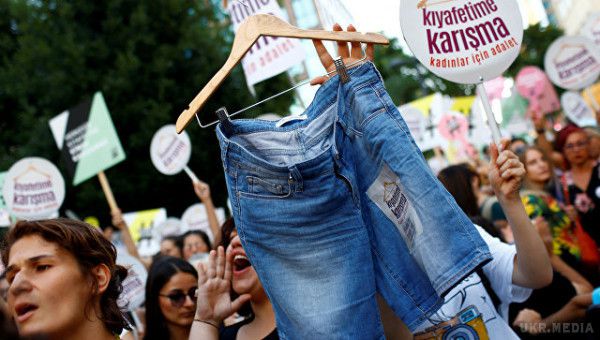 У Стамбулі жінки протестують проти обмежень в носінні одягу. Вчора, 29 липня, у Стамбулі пройшла організована турецькими жінками демонстраційна акція,на якій вони виступали проти будь-яких обмежень в носінні одягу.