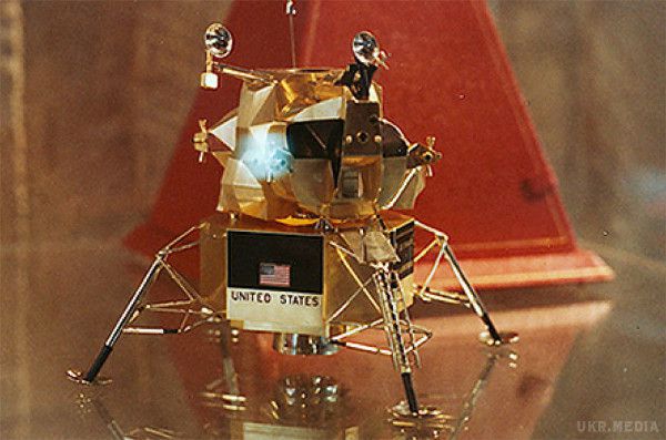У США з музею викрали золоту копію місячного модуля Ніла Армстронга. З музею в місті Уапаконета, (штат Огайо, США) днями була викрадена точна копія місячного модуля «Аполлон-11»