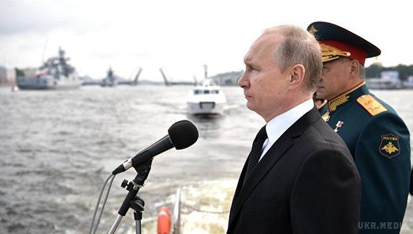 Путін прийняв головний військово-морський парад в Санкт-Петербурзі. В Санкт-Петербурзі вперше в новітній історії пройшов головний військово-морський парад, 