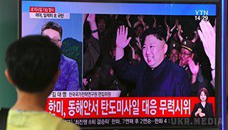 Японія і США провели спільні навчання після запуску північнокорейської ракети. США сподіваються провести екстрене засідання РБ ООН щодо КНДР у понеділок.