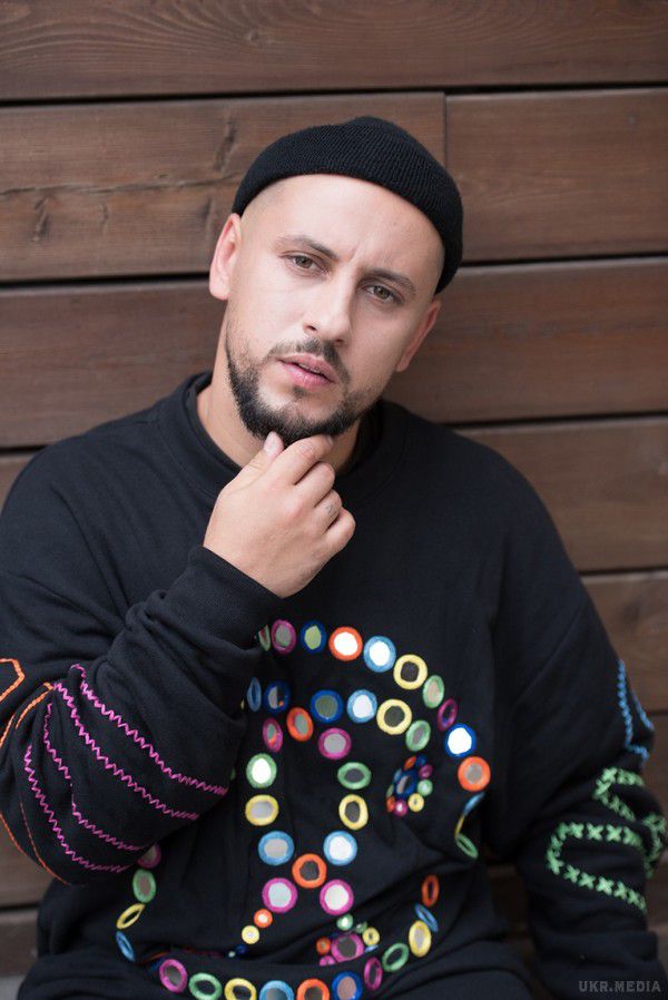 МONATIK прийняв виклик і передав естафету Олі Поляковій. Відомий український артист MONATIK візьме участь у проекті Танці з зірками (телеканал 1+1) в якості журі.