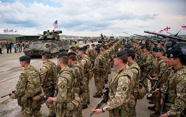 В Грузії стартували масштабні військові навчання за участю НАТО та України. Багатонаціональні військові навчання "Гідний партнер 2017" стартували 30 липня на аеродромі бази в "Вазіані" в Грузії.