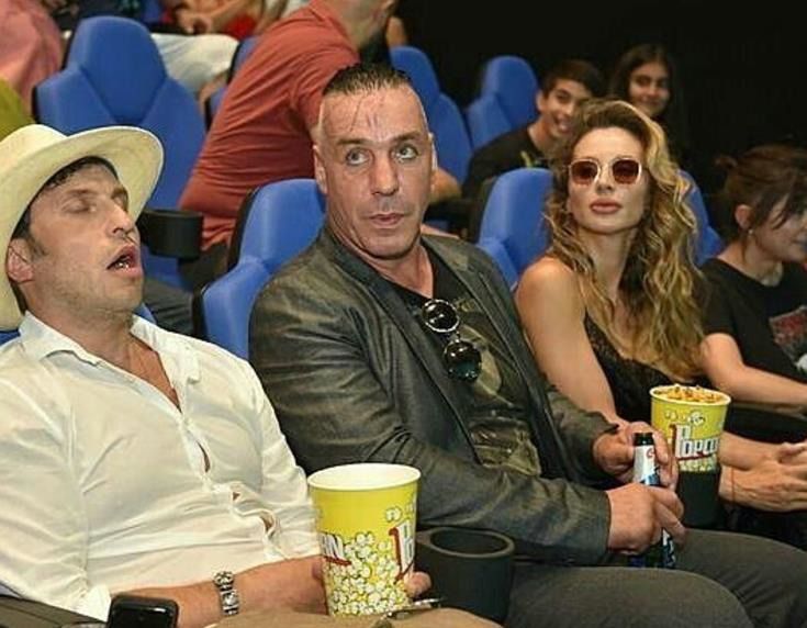 Гість фестивалю Спека, фронтмен Rammstein "у полоні" артистів РФ - мережі (фото). Тілль Ліндеманн фотографується з російськими артистами із сумним обличчям.