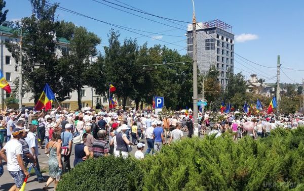 У Молдові проходять демонстрації з вимогою відставки президента. У Кишиневі протестують проти переходу країни на змішану виборчу систему.