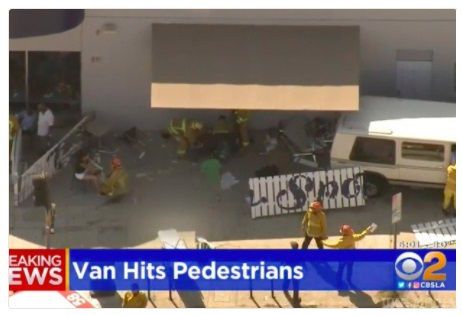 У Лос-Анджелесі автомобіль влетів в терасу ресторану, багато постраждалих. З'явилося відео та фото з місця НП.