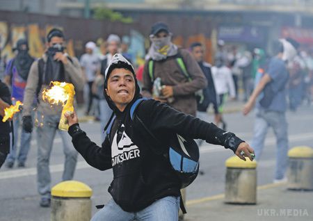 Вибори у Венесуелі: у ході протестів кількість загиблих зросла до 16 осіб. Мета учасників акцій - домогтися скасування недільних виборів (або їх результатів) в Конституційну асамблею