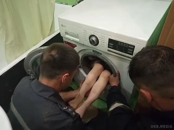 У Харкові маленький хлопчик застряг в барабані пральної машини. 20 хвилин знадобилося рятувальникам, щоб "звільнити з полону" малюка, який невдало вліз у "пралку", щоб пограти в хованки з сестрою.