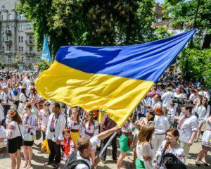 Українці матимуть десять вихідних у серпні. У серпні у працюючих громадян України буде 10 вихідних днів, робочих - 21.