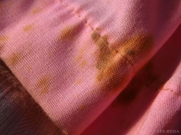 Киньте аспірин в пральну машину... ефект ідеальний!. Скільки не стирай стару білу одежу, вона все одно залишиться,сірою