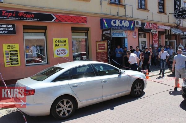 У центрі Івано-Франківська впритул розстріляли машину. Машина може належати місцевому підприємцю Ігорю Гербіну, також відомому під прізвиськом Червонець.