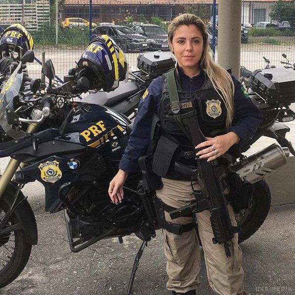 Поліцейська з Бразилії, яка підірвала Instagram.  В купальнику і з зброєю.