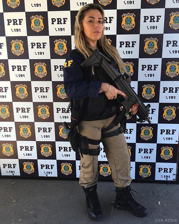 Поліцейська з Бразилії, яка підірвала Instagram.  В купальнику і з зброєю.