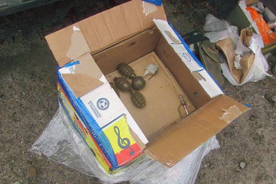 У Лисичанську поліція виявила арсенал зброї в автомобілі. Поліцейські запобігли вивезенню боєприпасів із зони АТО.