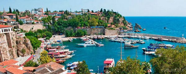 П'ять російських туристів померли в Туреччині за два дні. П'ять російських туристів померли на різних курортах Туреччини за минулі вихідні. 